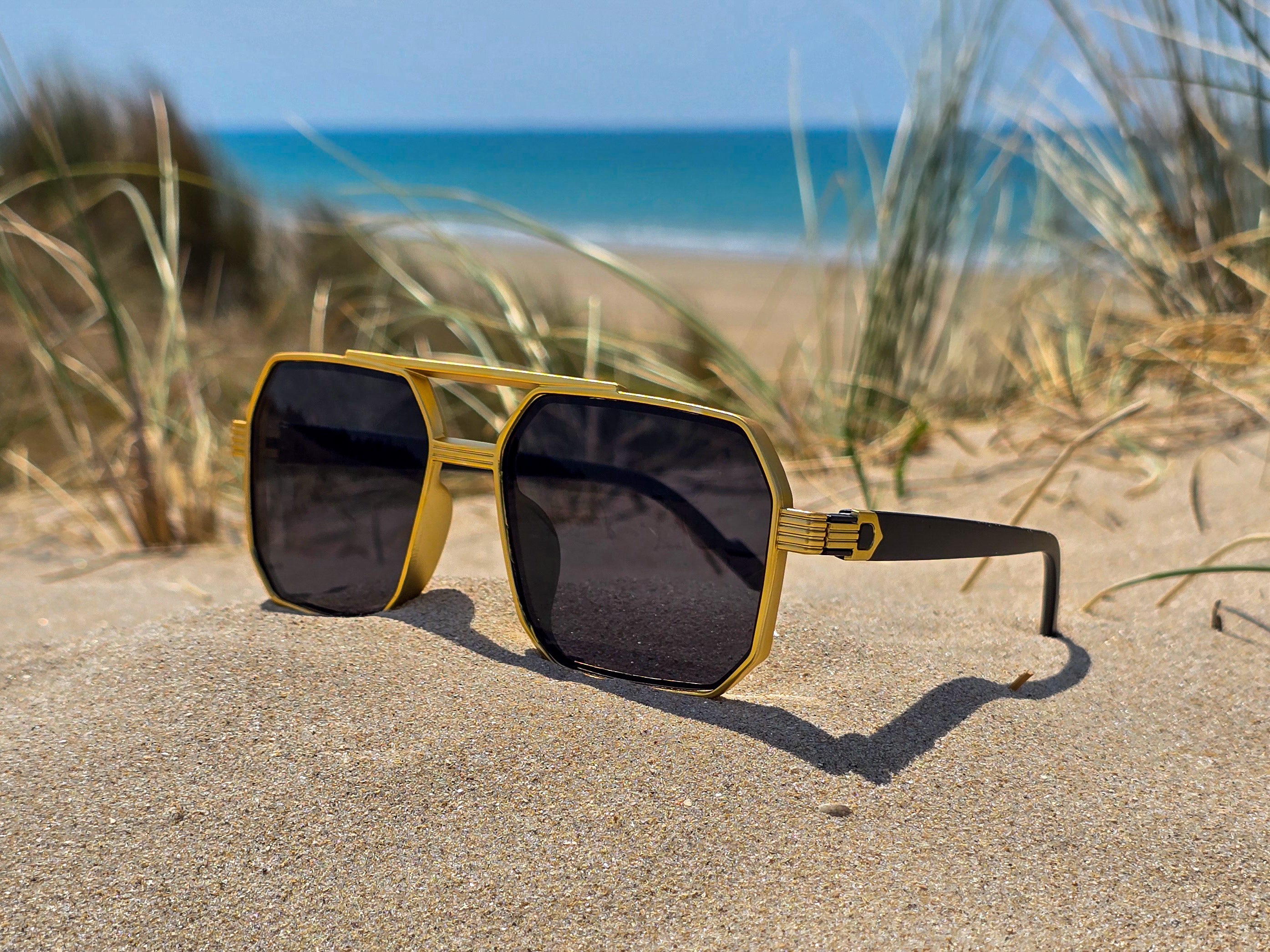 Lunettes de Soleil Homme Géométriques Noires et Dorées - Style Aviateur Carré - Protection UV400 -