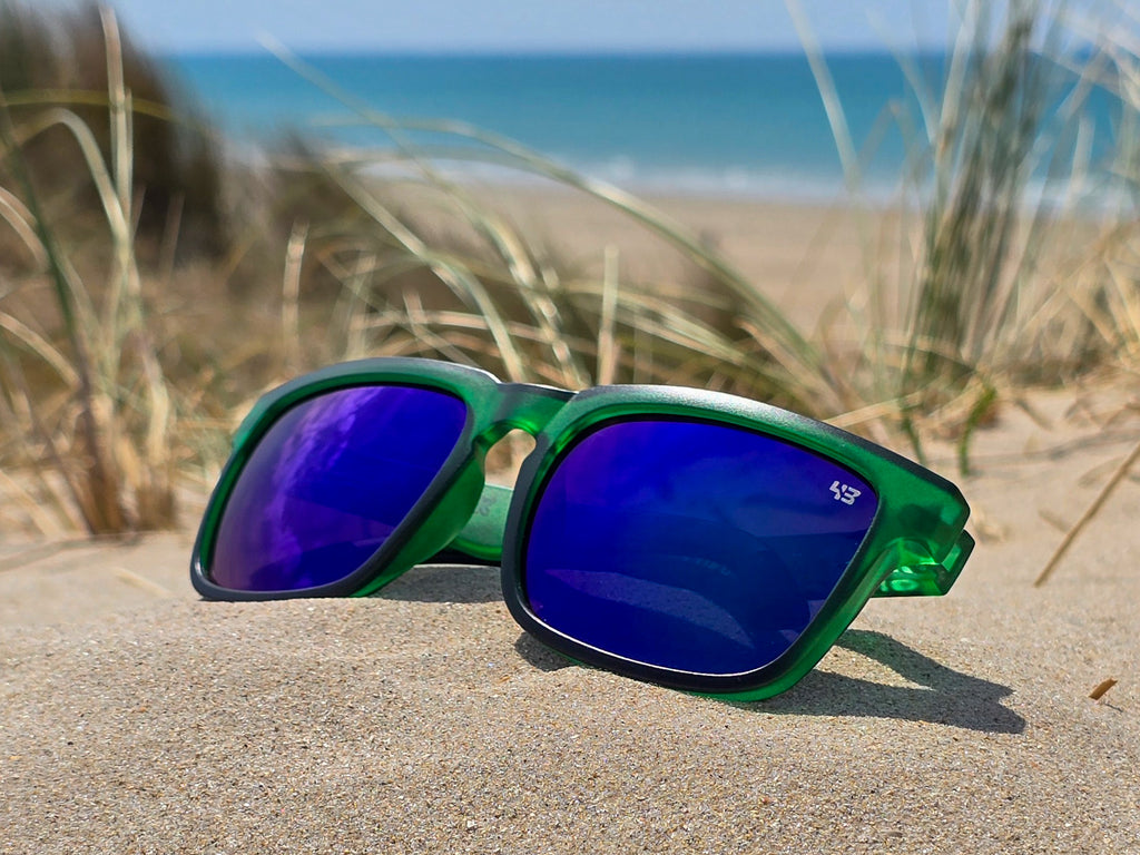 Lunettes de Soleil Homme/Femme  - Monture Carrée Vert Translucide & Verres Miroir Bleu - Protection UV