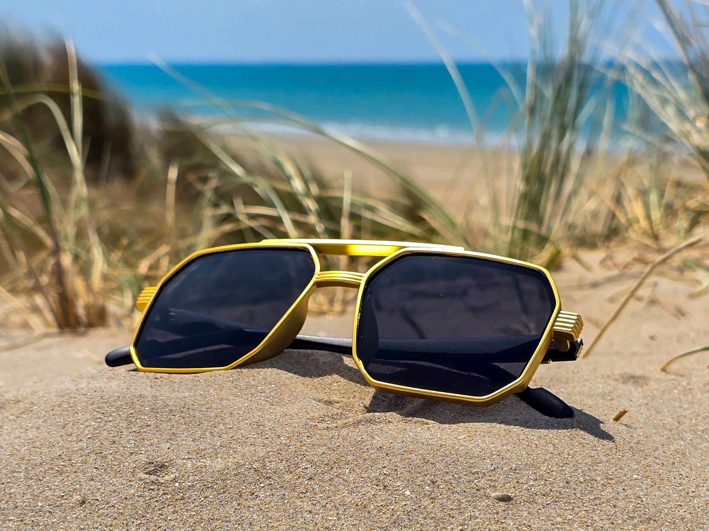 Lunettes de Soleil Homme Géométriques Noires et Dorées - Style Aviateur Carré - Protection UV400 -